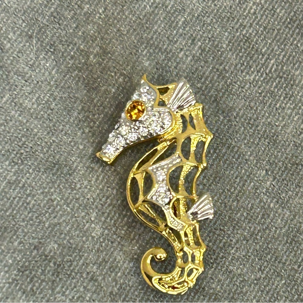 Butler vintage 1980s gold tone crystal rhinestone seahorse brooch pin